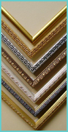 Ramki drewniane w kolorze złotym i srebrnym, bogato zdobione.