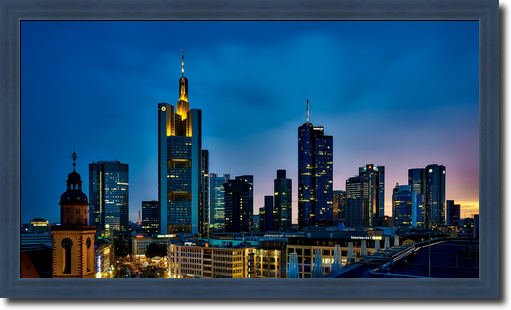 Frankfurt - Niebieska rama i zdjęcie Frankfurtu na tle nieba.