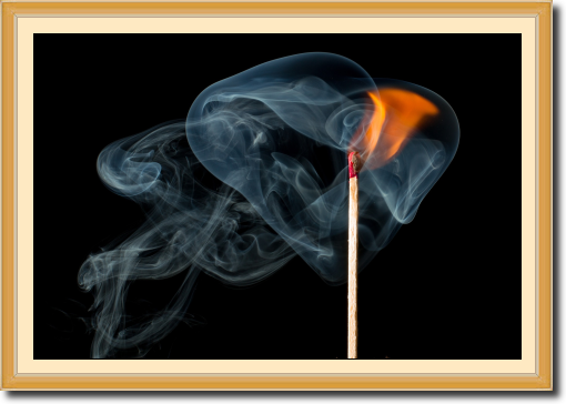 Ogień - Zdjęcie zapałki w drewnianej ramce, z niewielkiej wielkości passe-partout.